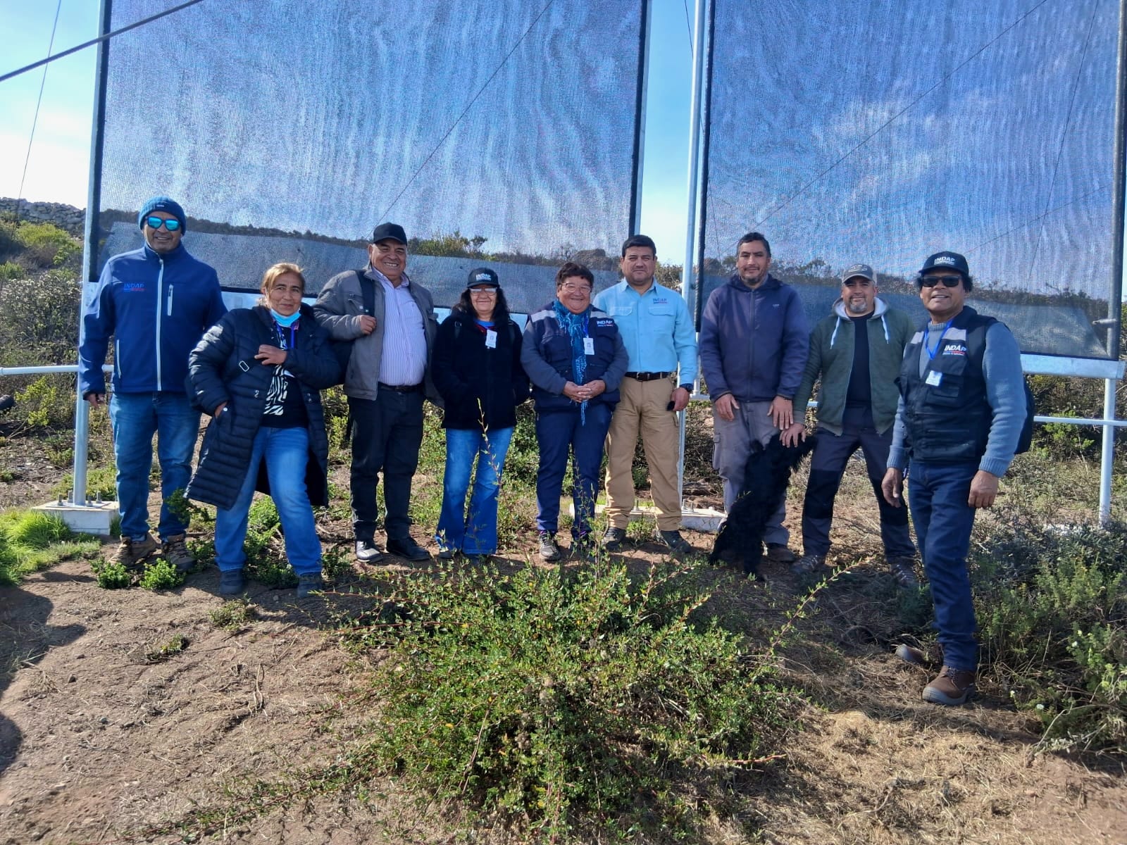 Dirigentes campesinos visitan proyecto de atrapaniebla en Ovalle contra sequía