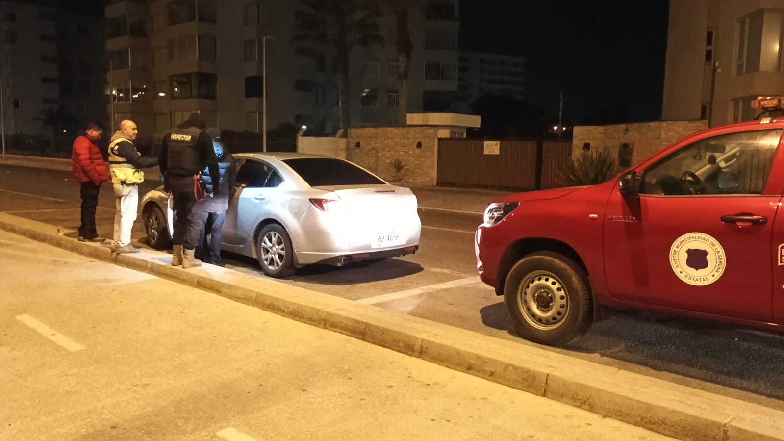 Más de diez vehículos fiscalizados en operativo nocturno en Avenida del Mar — foto 1