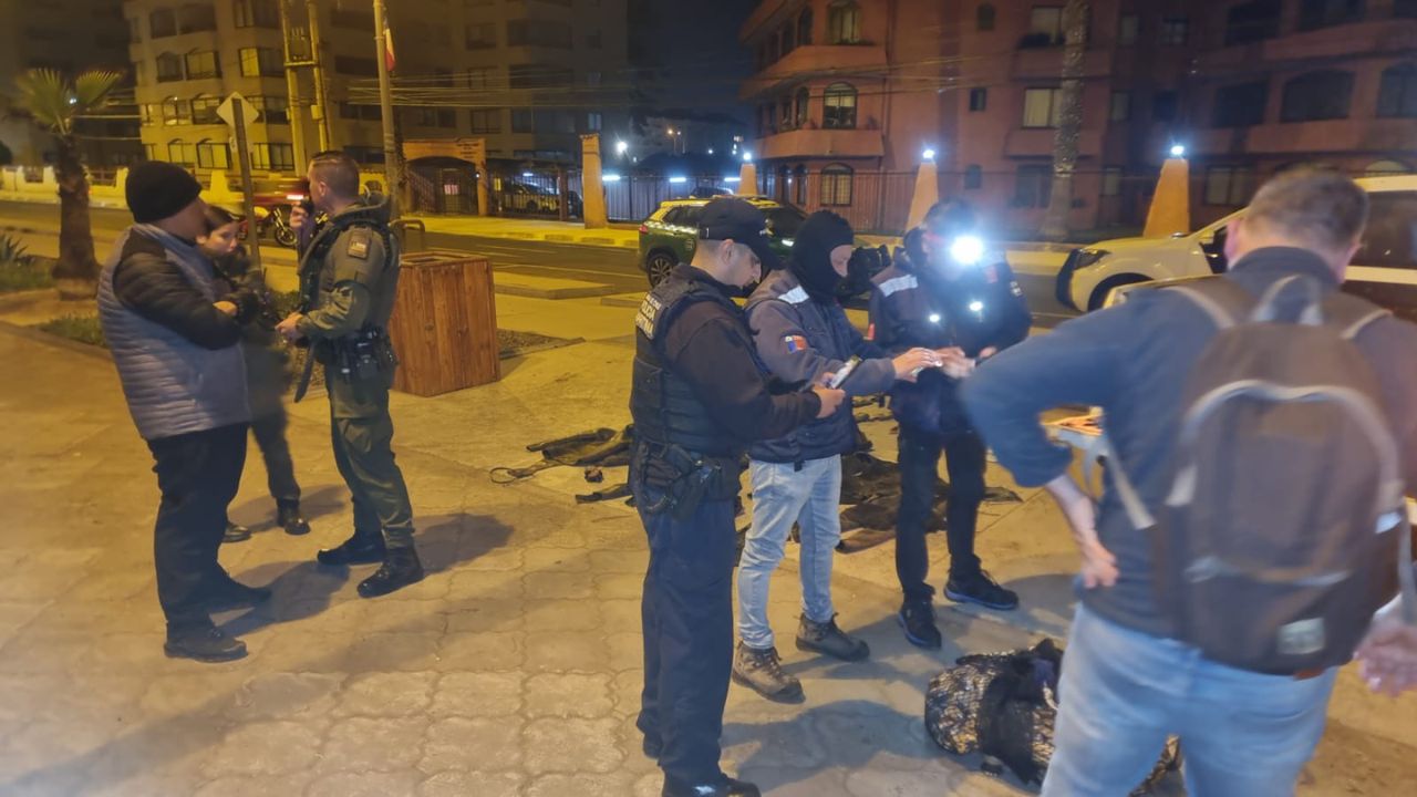 Cuatro detenidos por extracción ilegal de machas en Peñuelas