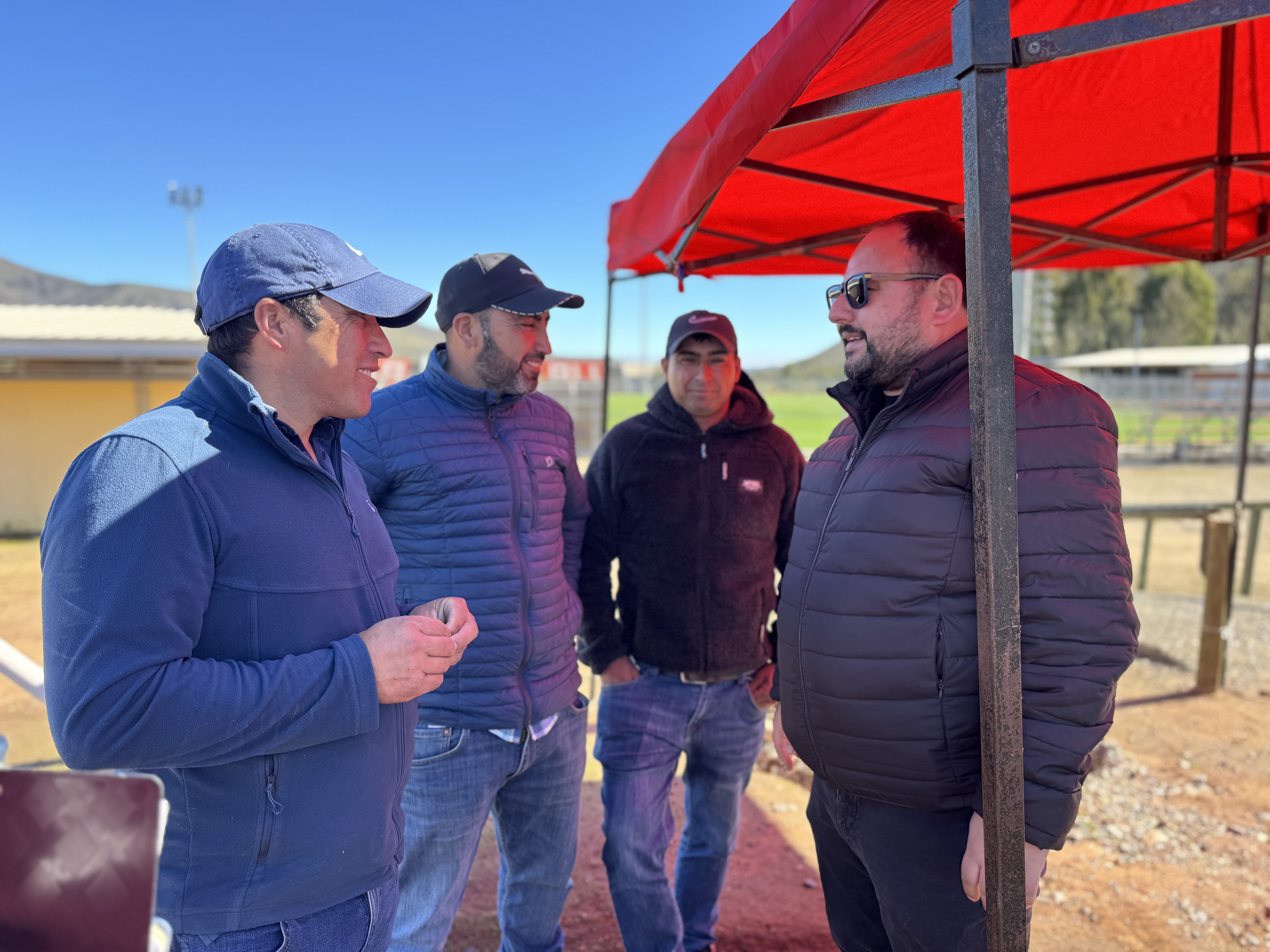 Los Vilos entrega 2.500 ayudas alimentarias a crianceros y apicultores del sector rural — foto 5