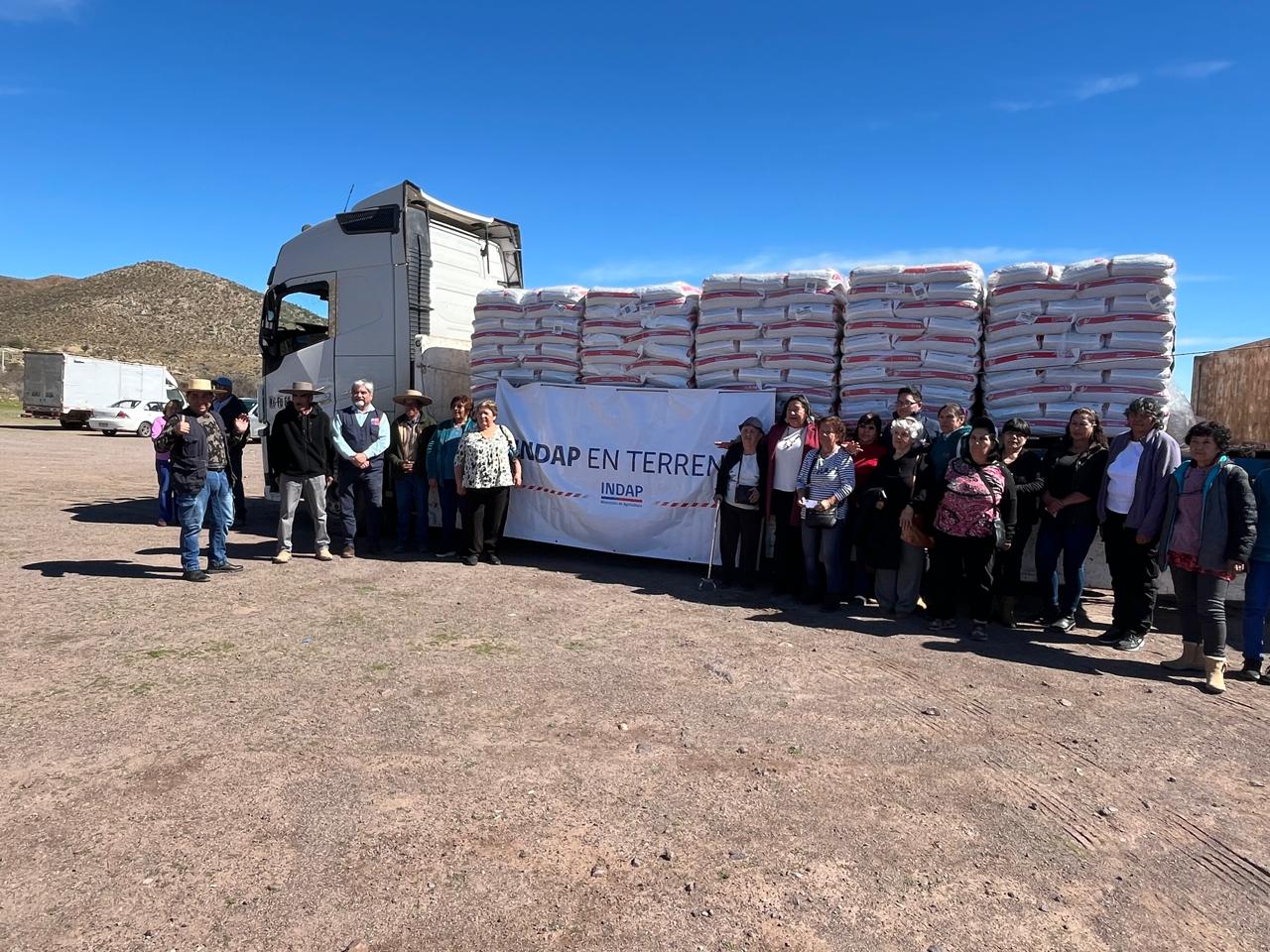 INDAP entrega 27 mil kilos de alimento a productores caprinos de Combarbalá