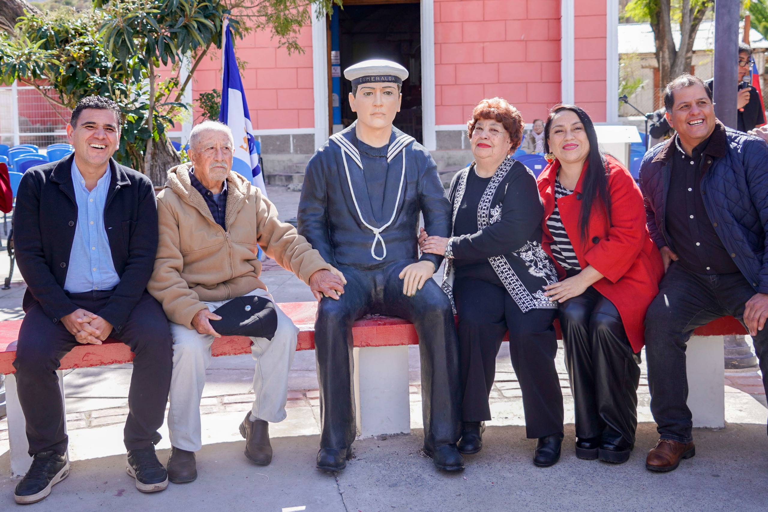 Rapel recibe escultura en honor a Wenceslao Vargas Rojas — foto 1