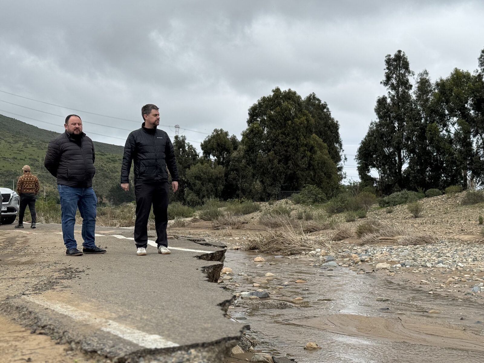 Alcalde de Los Vilos y diputado Manouchehri levantan daños en caminos rurales tras lluvias