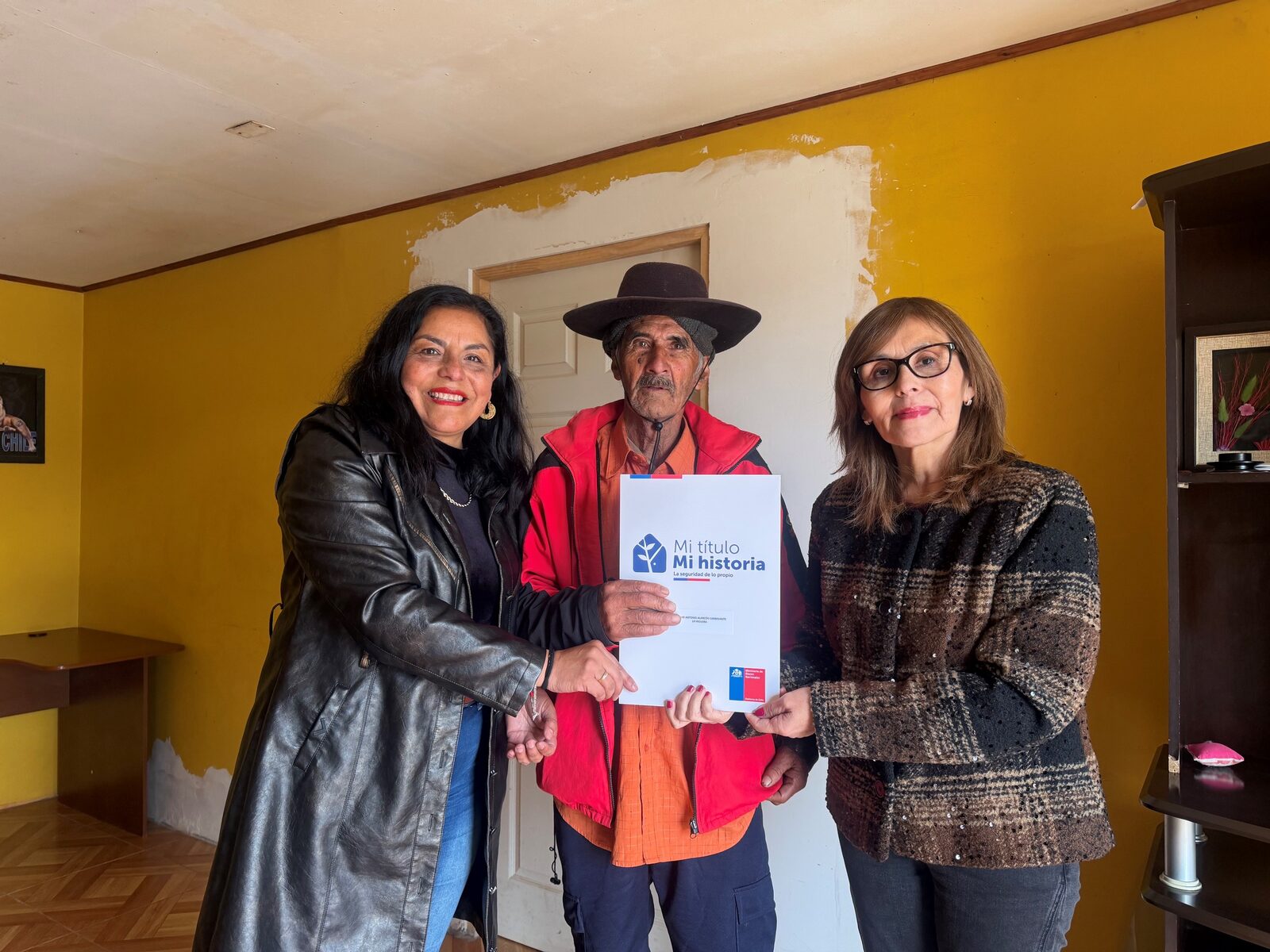 Bienes Nacionales entregó títulos de dominio a dos adultos mayores en La Higuera