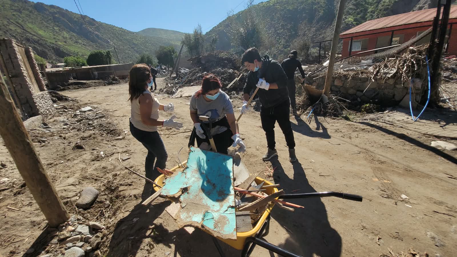 Jóvenes de cuatro países realizaron voluntariado en Islón tras lluvias — foto 2