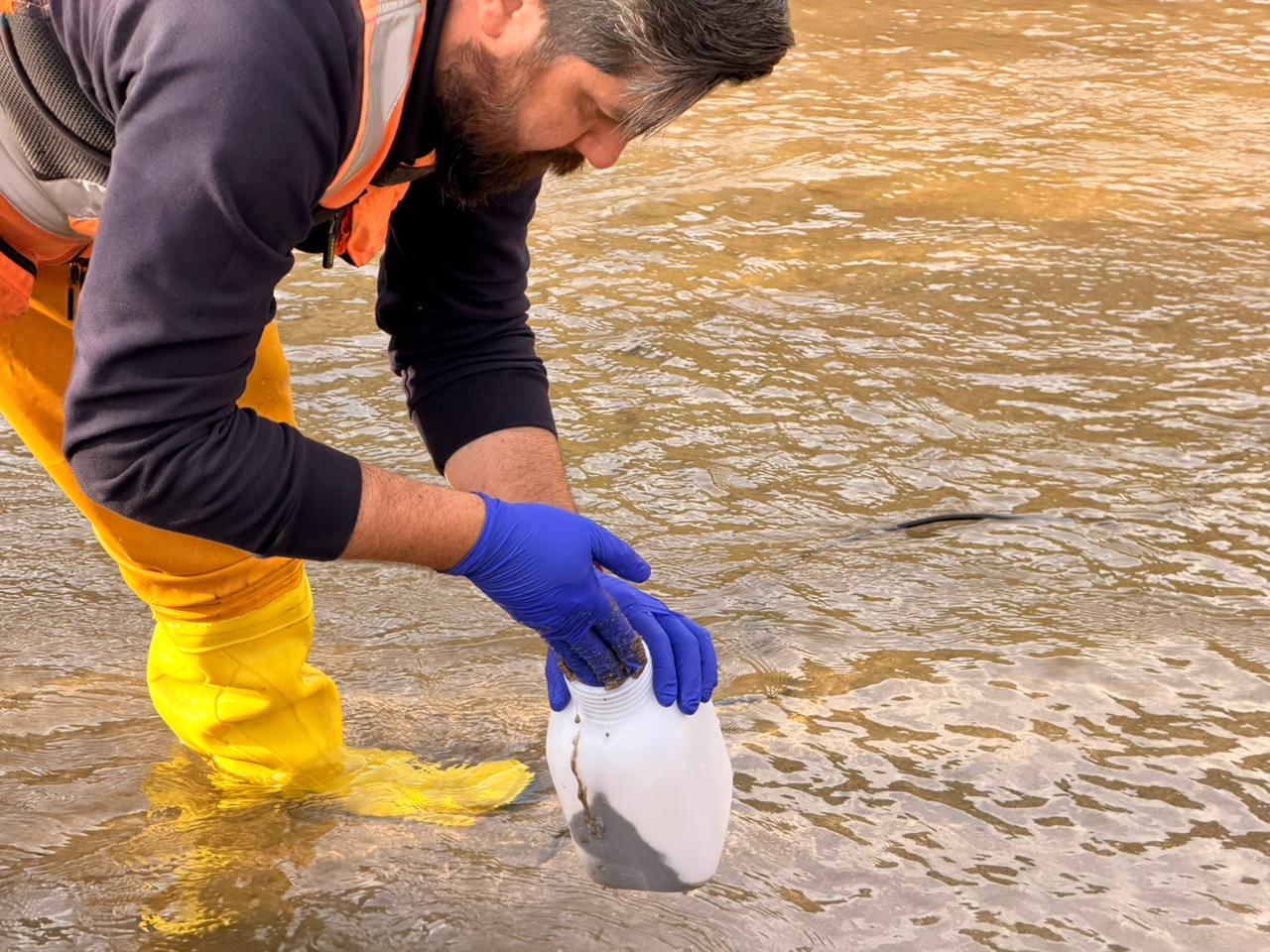 Los Vilos realiza estudios de agua tras derrame en Estero Pupío