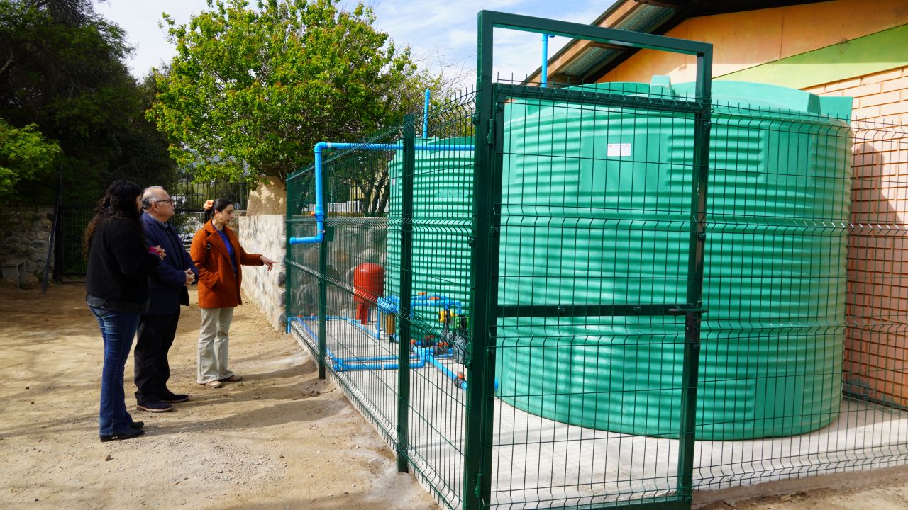 SLEP Elqui instala sistema de respaldo de agua potable en colegio de Quebrada de Talca — foto 1