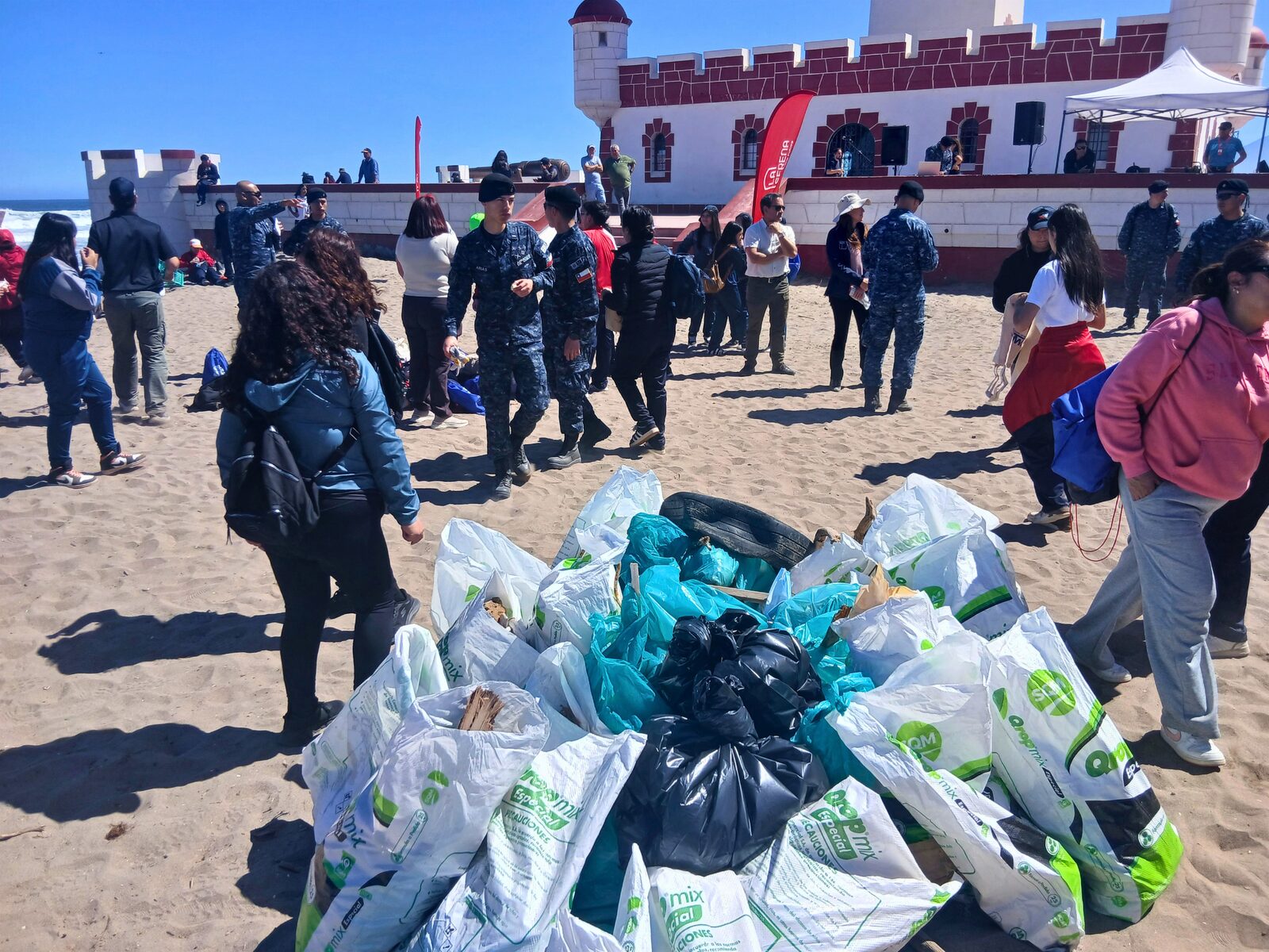 Jornada de limpieza de playas reunió a voluntarios en el Faro Monumental