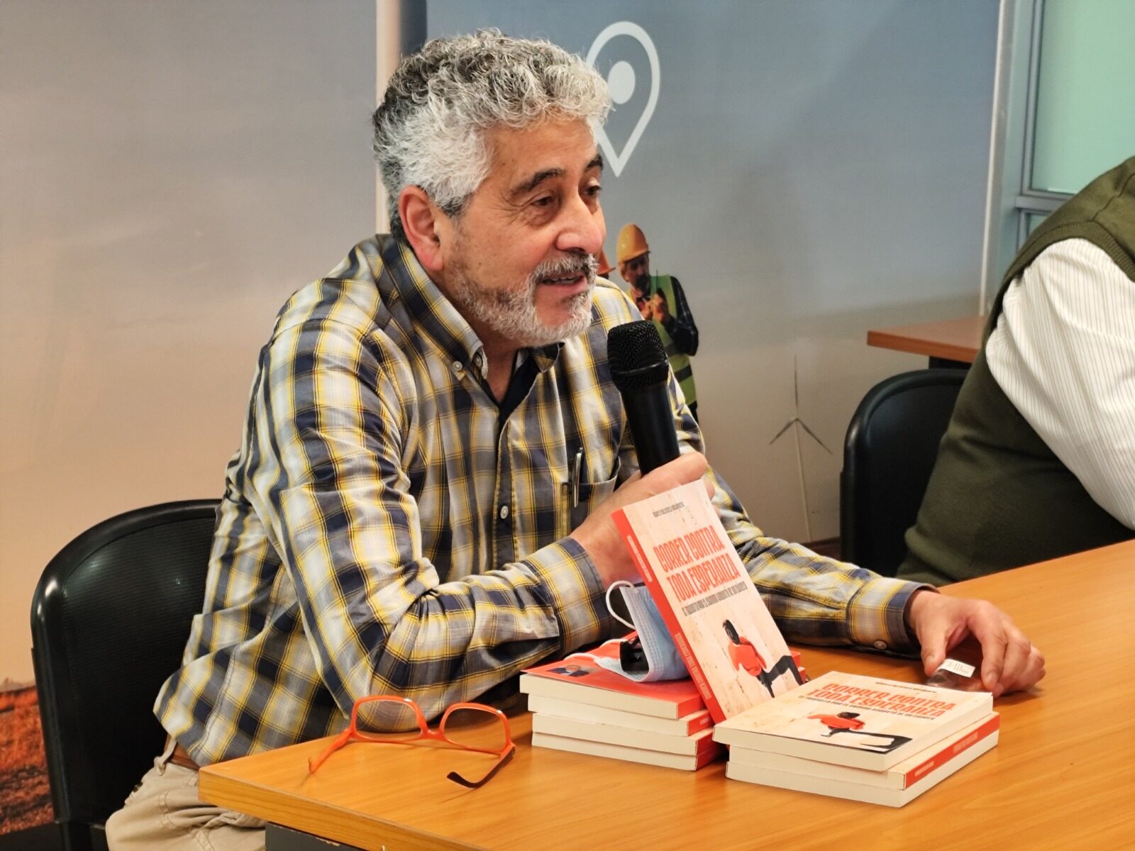 Docente serenense publica libro sobre su lucha contra el cáncer — foto 1