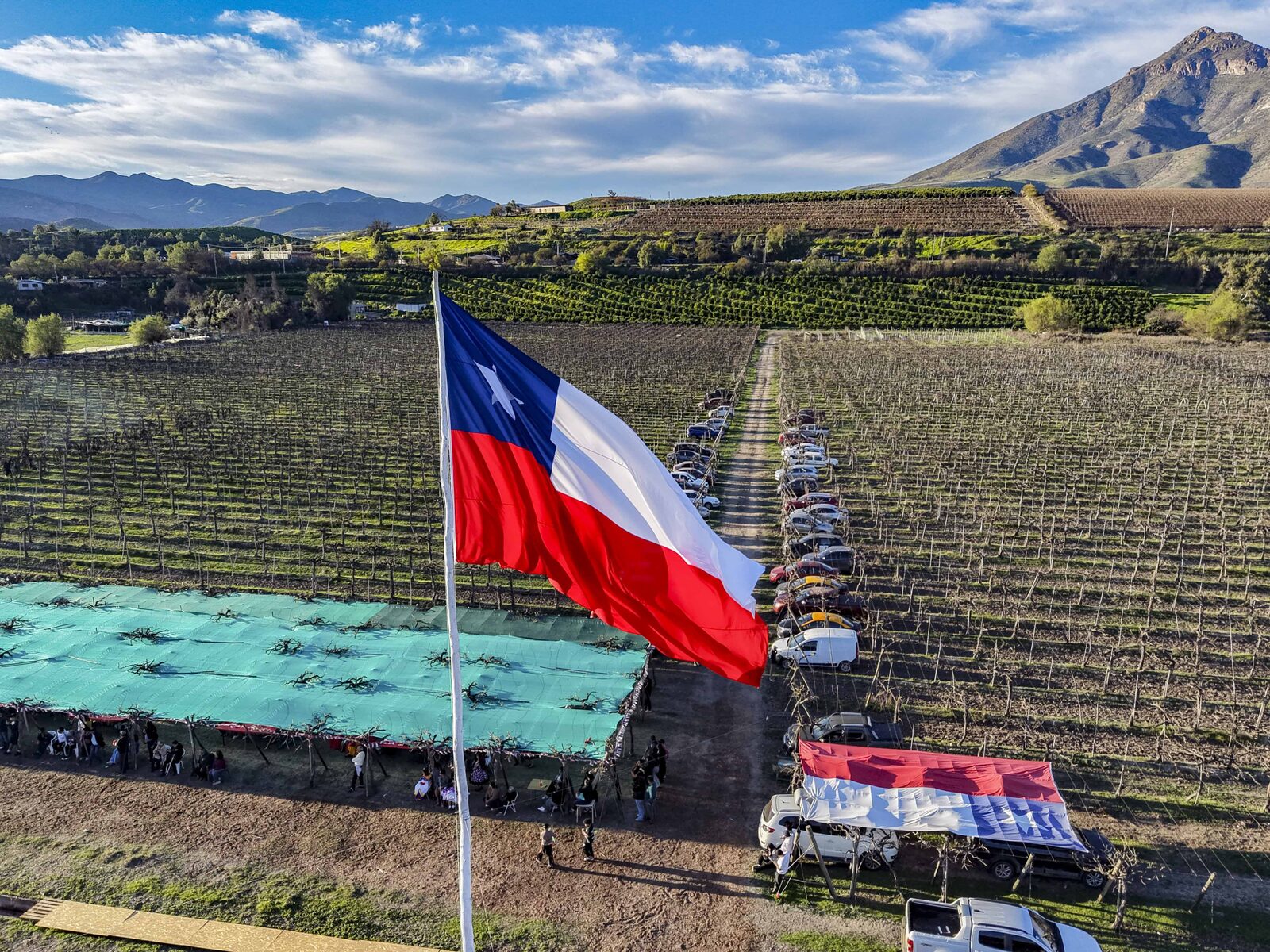 Monte Patria iza bandera de 6x9 metros en tradicional celebración dieciochera