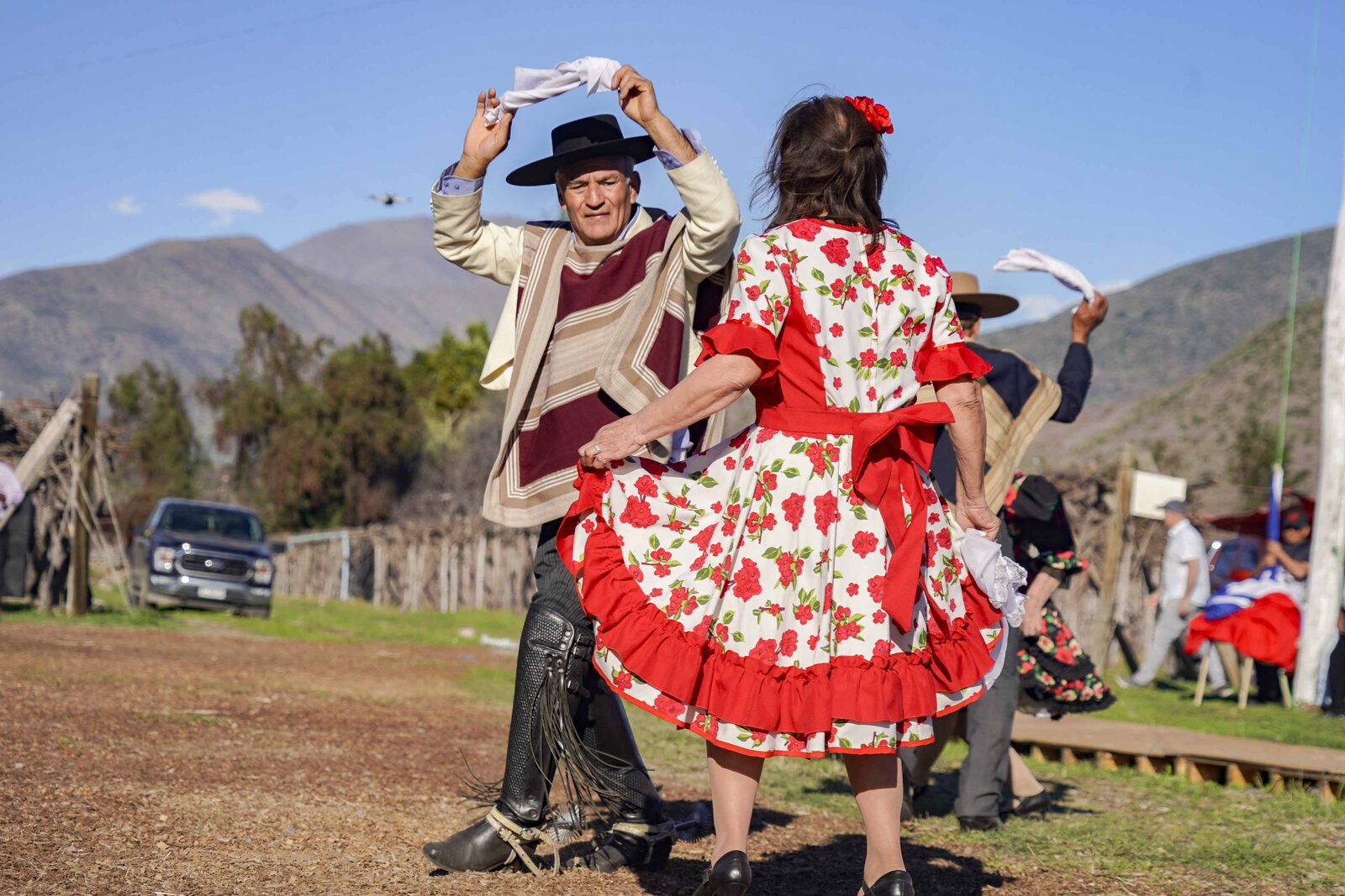 Monte Patria iza bandera de 6x9 metros en tradicional celebración dieciochera — foto 1