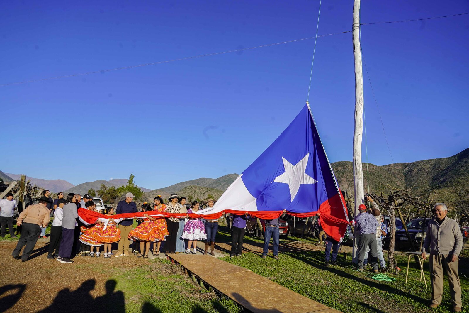 Monte Patria iza bandera de 6x9 metros en tradicional celebración dieciochera — foto 2