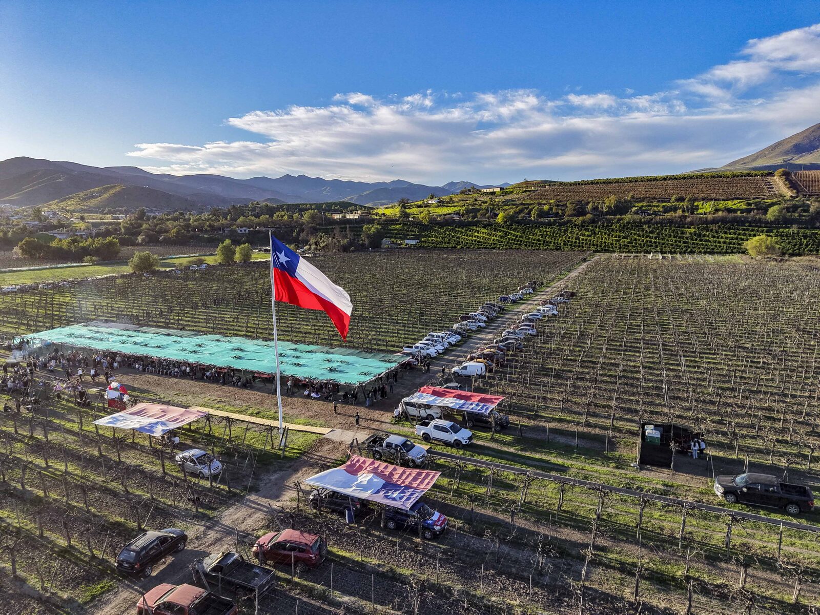 Monte Patria iza bandera de 6x9 metros en tradicional celebración dieciochera — foto 3