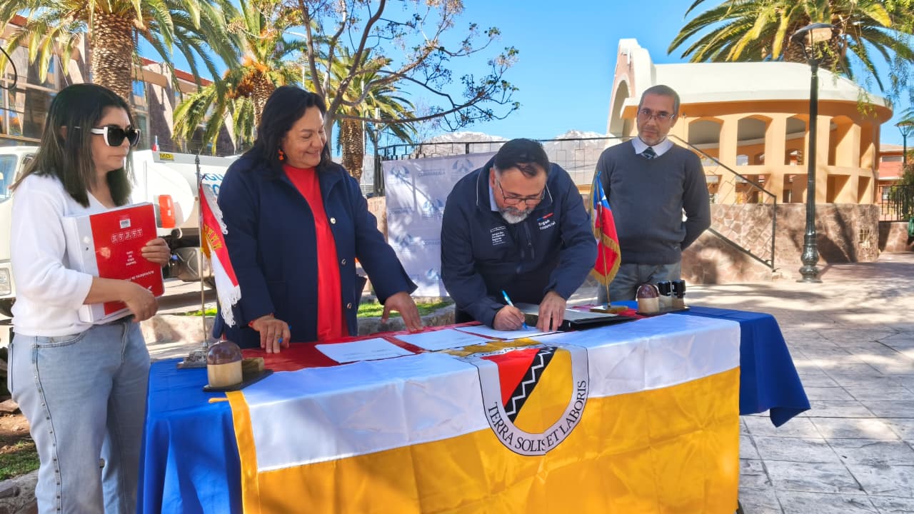 Gobierno entrega camión aljibe a Combarbalá para reforzar distribución de agua potable — foto 1