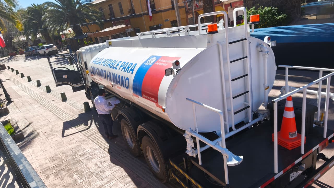 Gobierno entrega camión aljibe a Combarbalá para reforzar distribución de agua potable