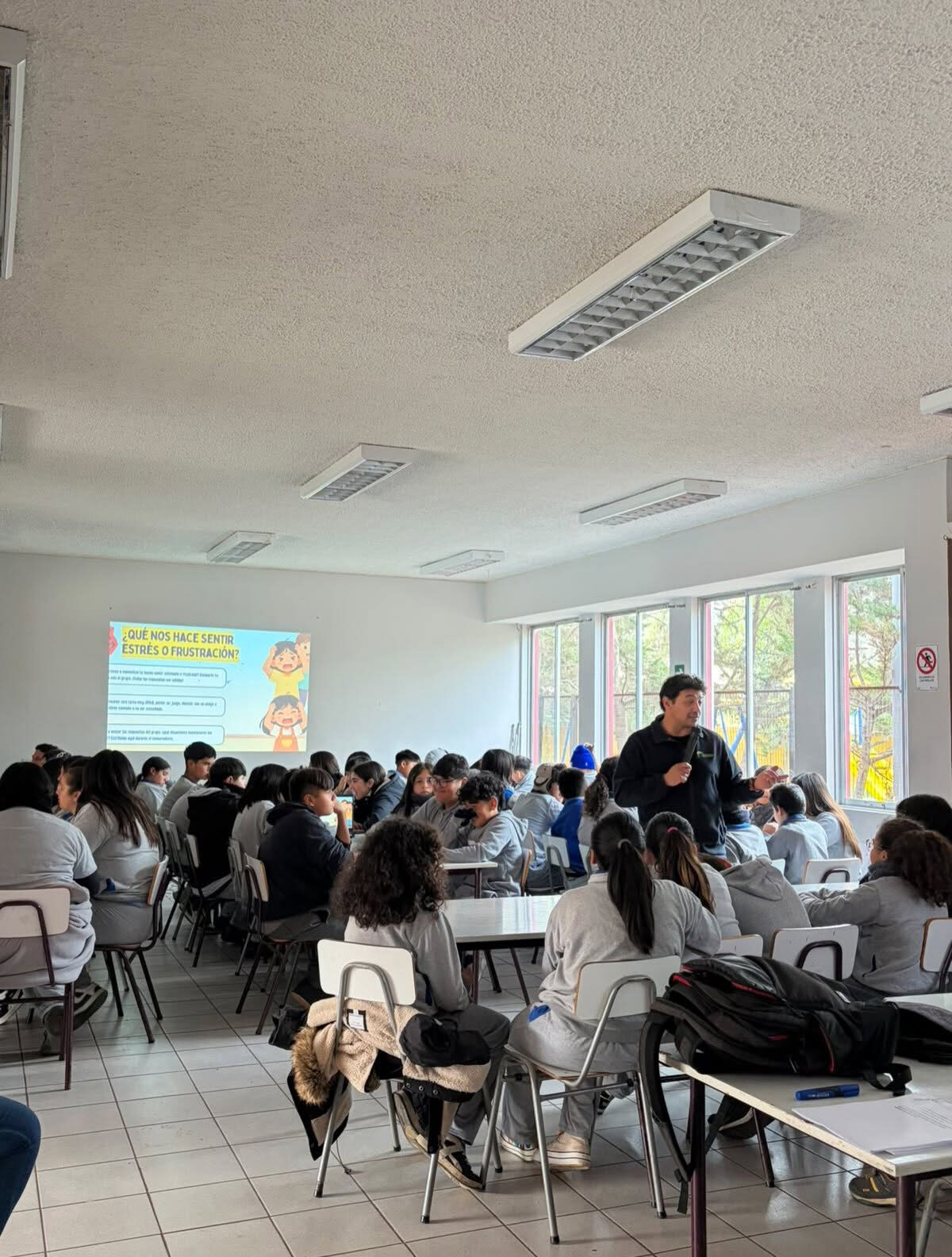 Estudiantes de Nueva Talcuna participan en conversatorio sobre salud y bienestar