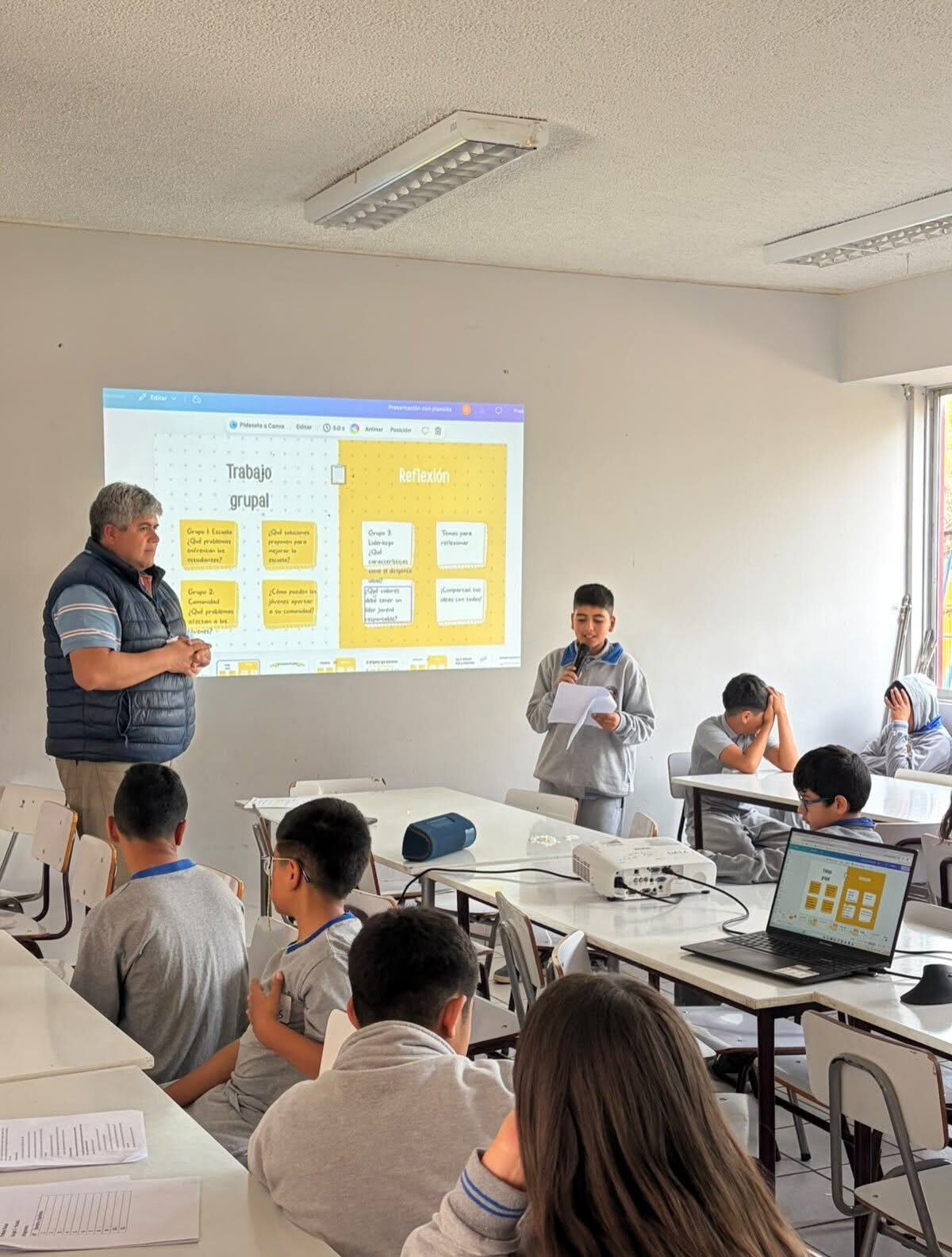 Estudiantes de Nueva Talcuna participan en conversatorio sobre salud y bienestar — foto 1