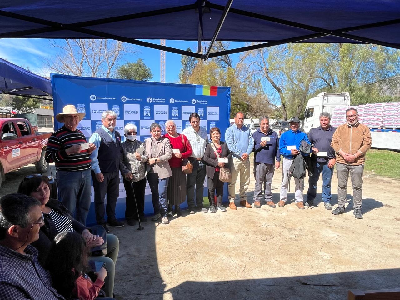 INDAP entrega alimento a 115 productores caprinos y apícolas de Salamanca tras temporal