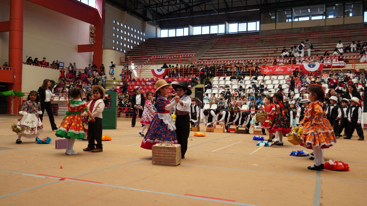Colegio José Manuel Balmaceda realizó gala folclórica en Coliseo Monumental — foto 6