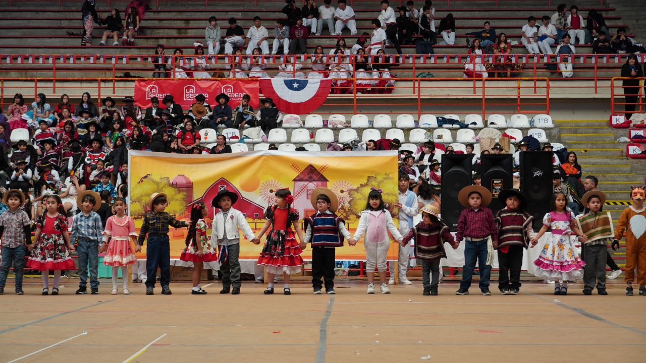 Colegio José Manuel Balmaceda realizó gala folclórica en Coliseo Monumental — foto 3