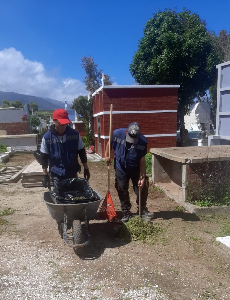 Los Vilos realiza mantenimiento en cementerio municipal previo al Día de Todos los Santos — foto 1