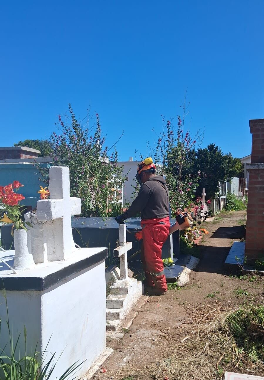 Los Vilos realiza mantenimiento en cementerio municipal previo al Día de Todos los Santos