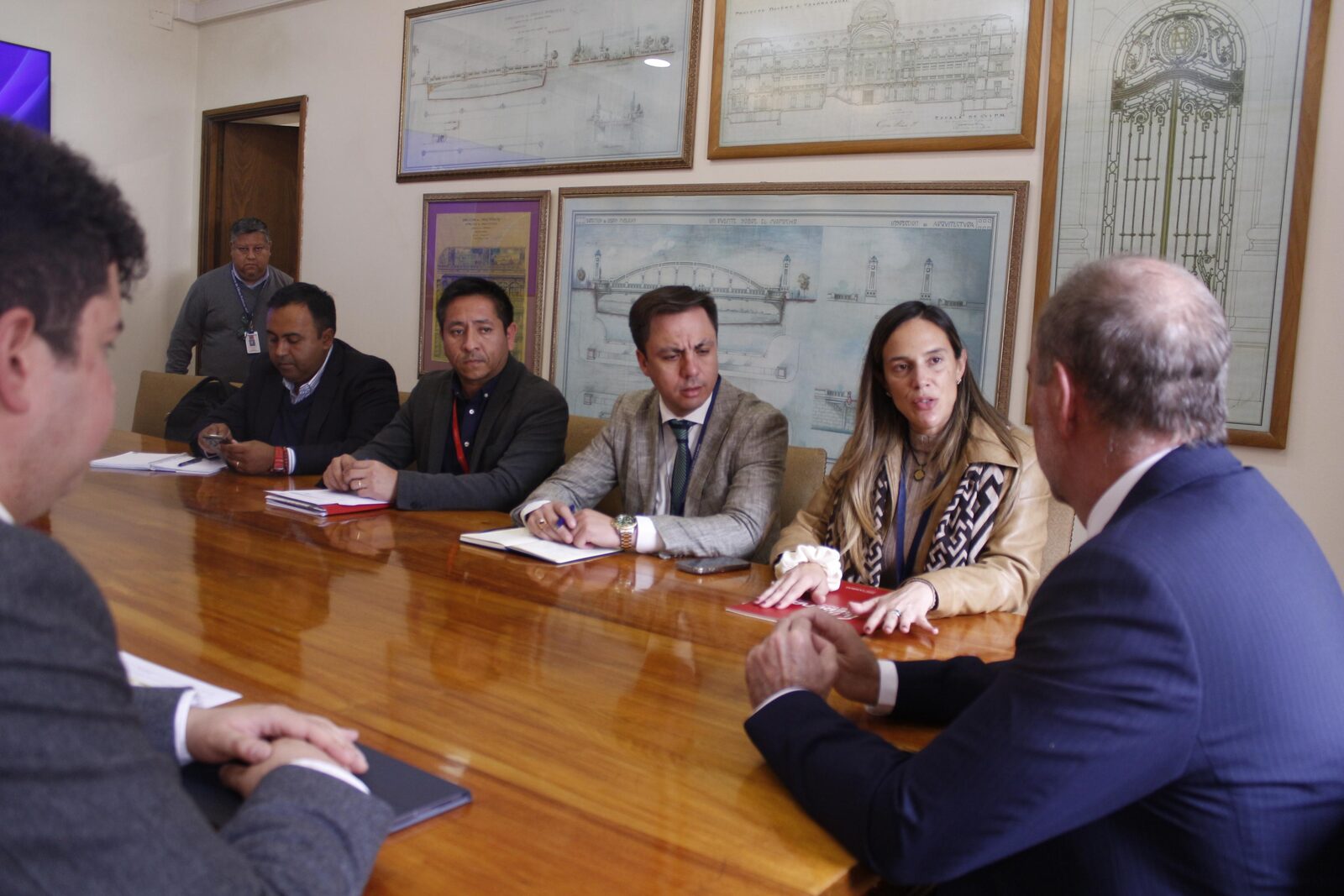 Alcaldesa Norambuena y ministro De Grange retoman proyecto de tranvía a nuevo hospital