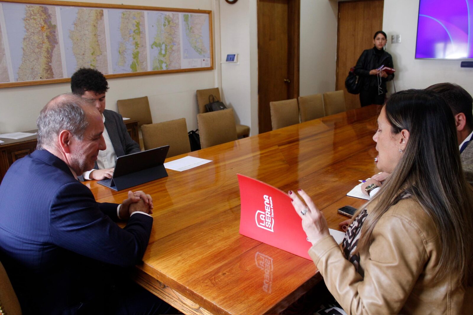 Alcaldesa Norambuena y ministro De Grange retoman proyecto de tranvía a nuevo hospital — foto 2